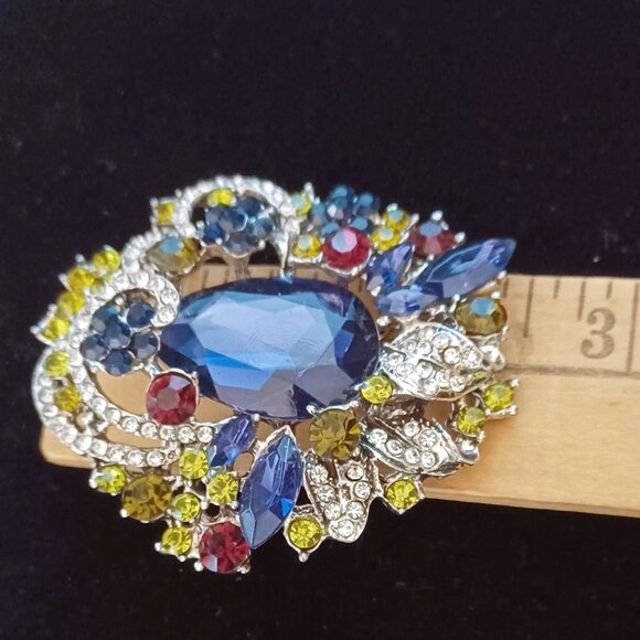 Stunning Rhinestone Brooch - Picture 4 of 4